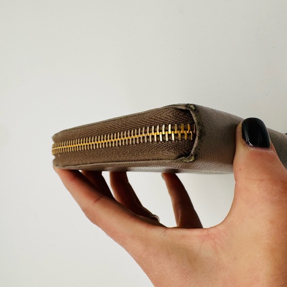 ❤️🔥LOW START❤️🔥 Prada Grey Saffiano Leather Zip Around Continental Wallet 🩶 - Picture 3 of 7